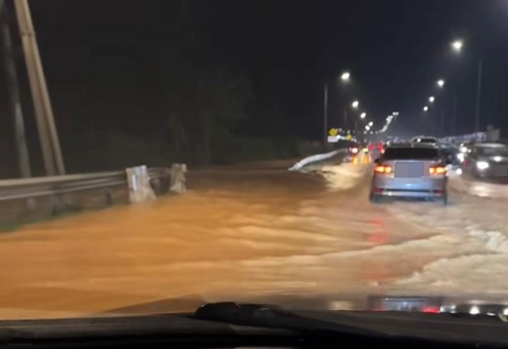 （已签发）柔：古来24哩防洪池决堤   低洼路段淹水导致交通拥堵