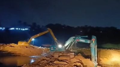 古来24哩防洪池决堤   低洼路段淹水导致交通拥堵