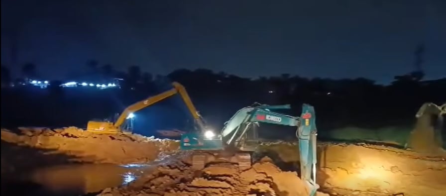 （已签发）柔：古来24哩防洪池决堤   低洼路段淹水导致交通拥堵