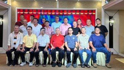 峇巴力士隆港脚中华董家协就职   首设服务奖感谢教师