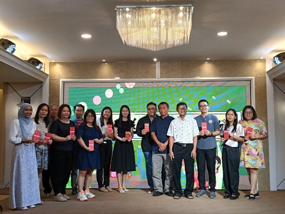 （已签发）柔：**可版头**峇巴力士隆港脚中华董家协就职   首设服务奖感谢教师