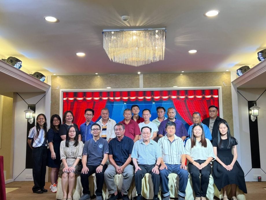 （已签发）柔：**可版头**峇巴力士隆港脚中华董家协就职   首设服务奖感谢教师