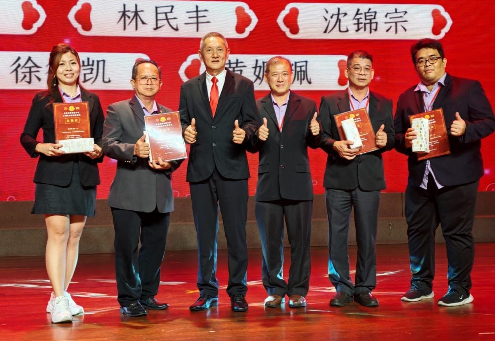 白福春:传承中华文化 须家庭、学校、社会同心协力