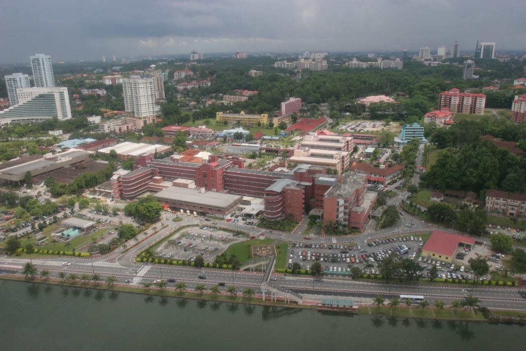 (已签发)柔:**封面**州议会丨医护人员越堤就业 林添顺:成立特别工作小组探讨