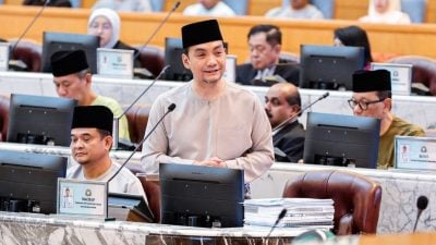 柔州议会丨男穆斯林议员一改惯例  穿马来装亮相州议会