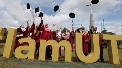 工艺大学骊歌奏响   7156学生戴四方帽迎毕业礼