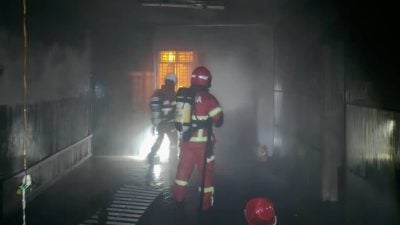 店屋楼上房间起火   1男子手部烧伤送院