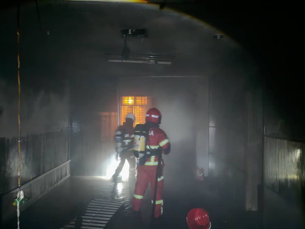 店屋楼上房间起火   1男子手部烧伤送院