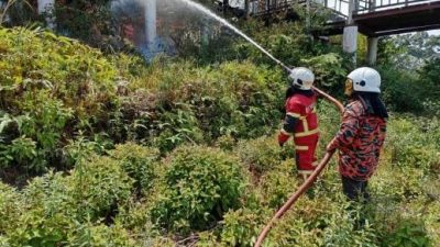 废弃房屋突起火 70%结构烧毁