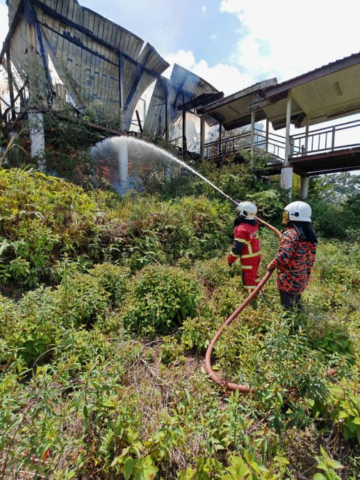 废弃房屋突起火 70%结构烧毁