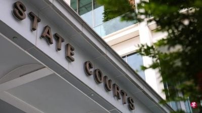 强行喂食至呕吐 围兜塞嘴里  女教师被控虐待婴儿