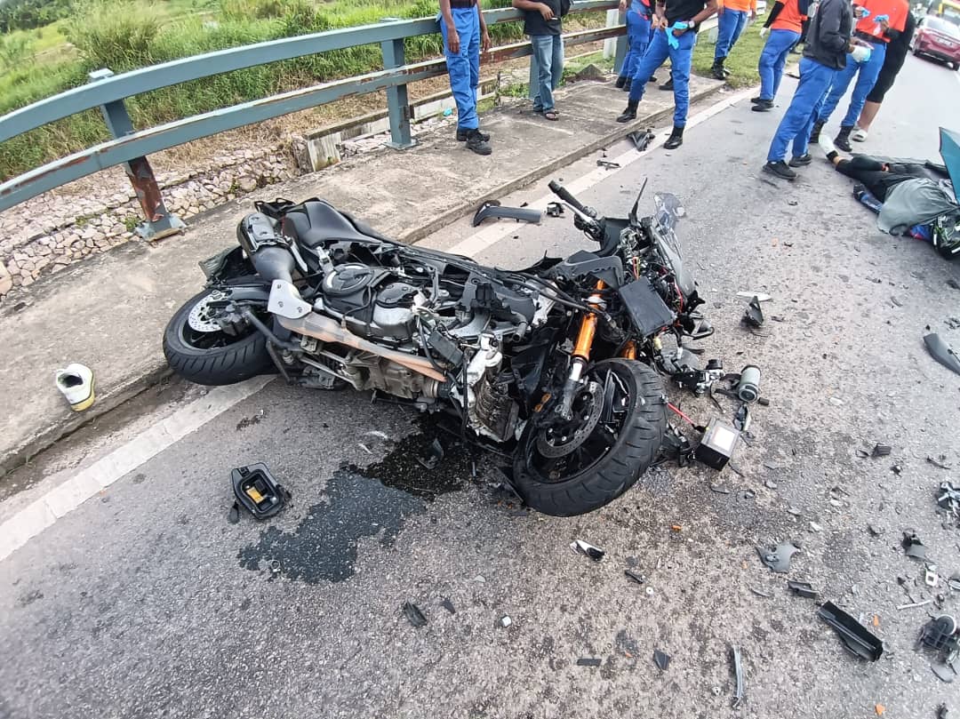 (已签发)柔:摩托车与2车连环撞 狮城骑士当场死亡