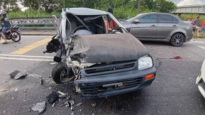 摩托车与2车连环撞   狮城骑士当场死亡