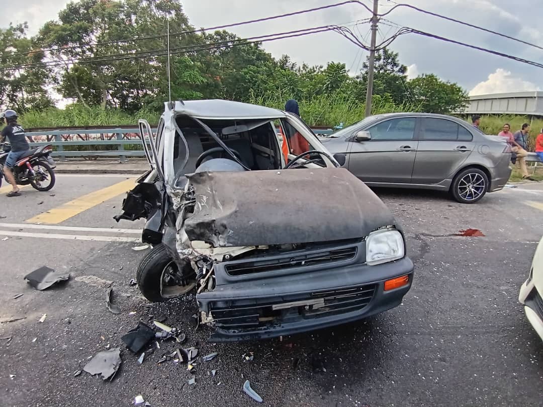 (已签发)柔:摩托车与2车连环撞 狮城骑士当场死亡