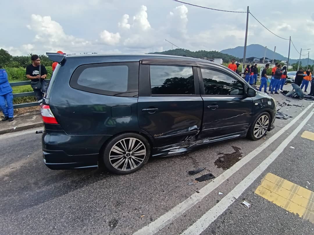 (已签发)柔:摩托车与2车连环撞 狮城骑士当场死亡