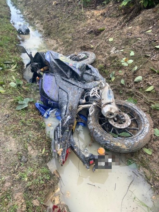 (已签发)柔:摩托车失控坠沟 骑士头部重创当场亡