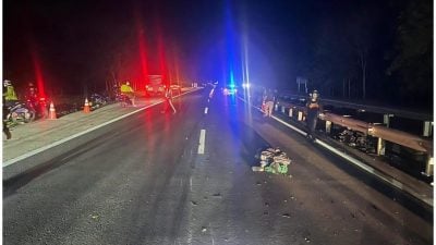 摩托车撞罗里尾部   2骑士当场死亡