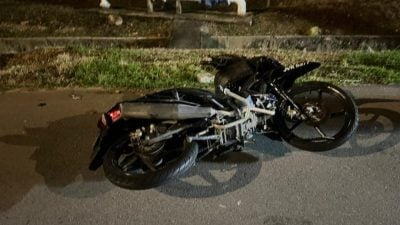 摩托车疑失控打滑撞花盆翻覆   男骑士伤重不治