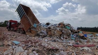 柔固体废料管理机构派“卧底”     查获士年纳非法倾倒垃圾活动