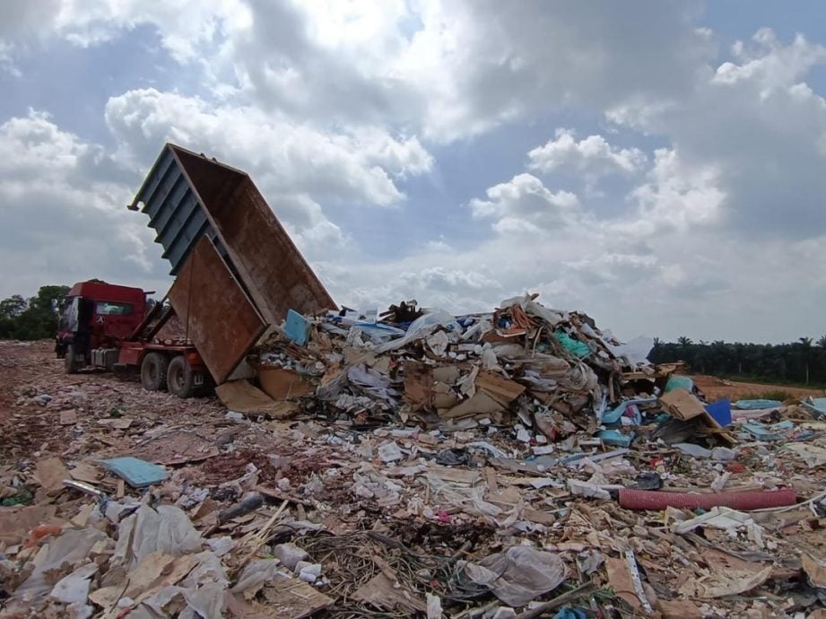 （已签发）柔：柔固体废料管理机构派“卧底”   查获士年纳非法倾倒垃圾活动