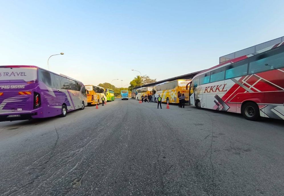 (已签发)柔:柔陆交局取缔行动 开出16罚单