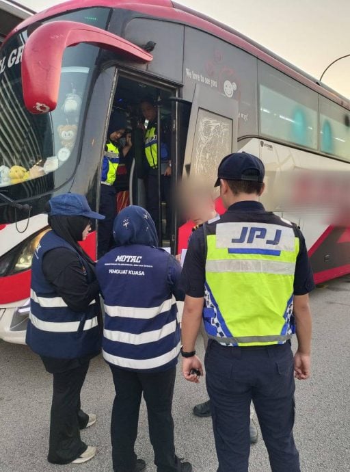 (已签发)柔:柔陆交局取缔行动 开出16罚单