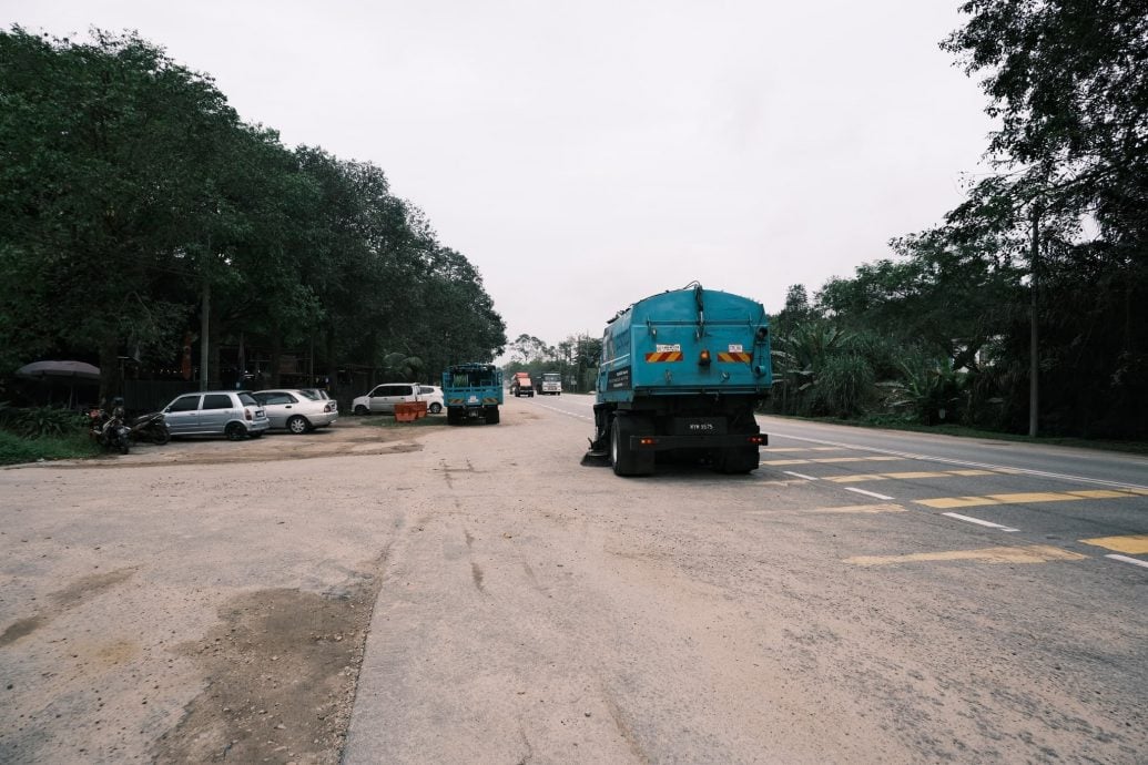 武吉峇都联邦大道沙尘困扰   清洁路面仅治标