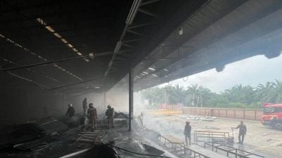 武吉摩工厂突发火患   2男子呼吸困难送院