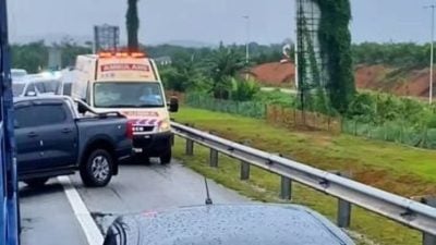 汽车占用紧急车道   挡救护车前行