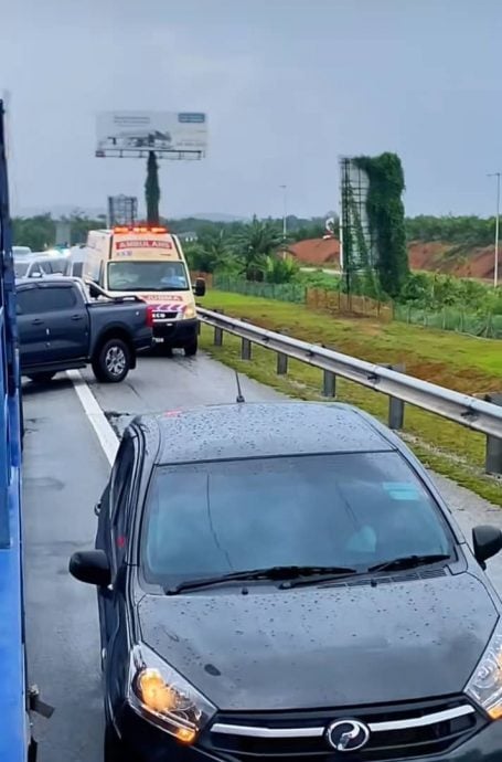 （已签发）柔：汽车占用紧急车道   挡救护车前行