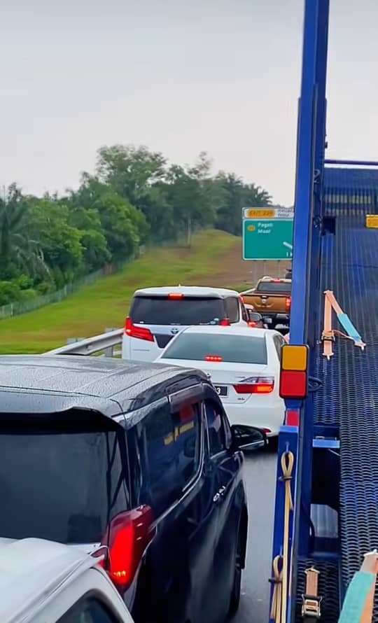 （已签发）柔：汽车占用紧急车道   挡救护车前行