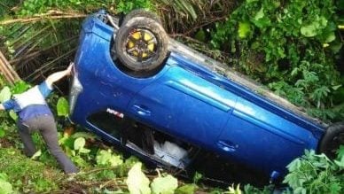 汽车四轮朝天翻覆丛林   女司机幸安然无恙