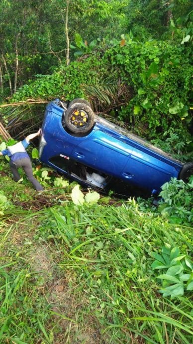 汽车四轮朝天翻覆丛林   女司机幸安然无恙