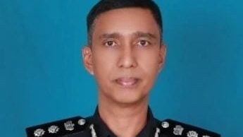 汽车撞上罗里尾部   女乘客抛出车外当场亡