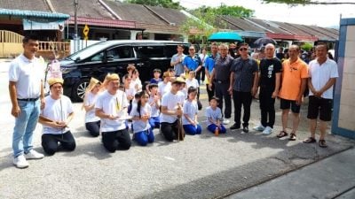 洪和忠举殡   灵车经大古来华小   家属跪地送别