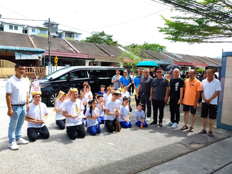 洪和忠举殡   灵车经大古来华小   家属跪地送别