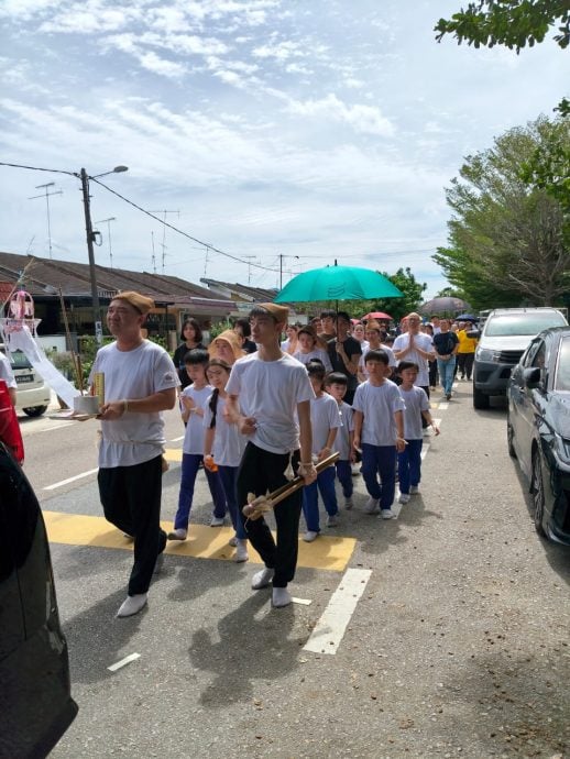 洪和忠举殡   灵车经大古来华小   家属跪地送别