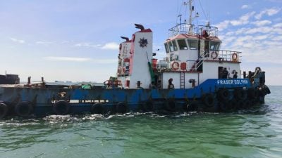 渔船破洞漏水翻覆   2渔民落水获路过拖船救起