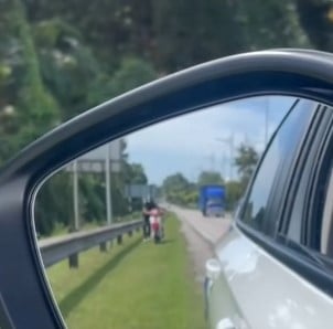 父子摩托汽油耗尽路旁推车   幸获暖警相助