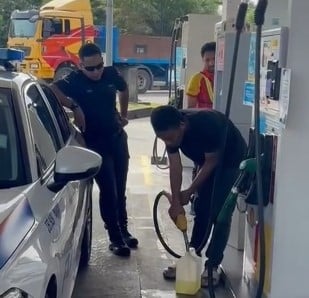 （已签发）柔：父子摩托汽油耗尽路旁推车   幸获暖警相助