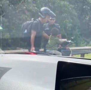 （已签发）柔：父子摩托汽油耗尽路旁推车   幸获暖警相助