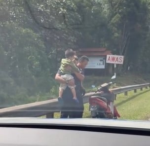 （已签发）柔：父子摩托汽油耗尽路旁推车   幸获暖警相助