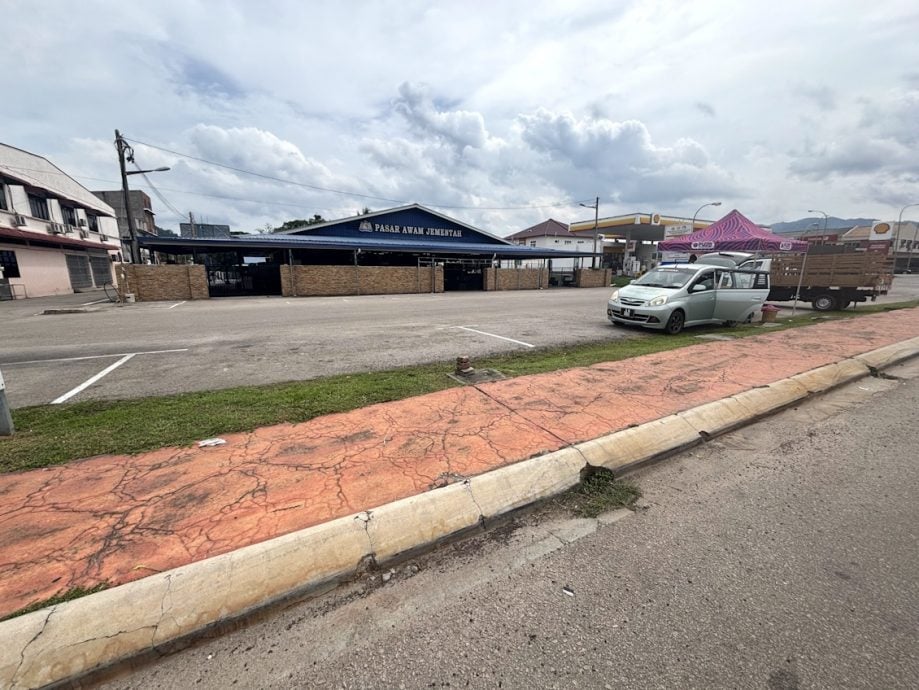 利民达大街商家促当局   解决停车问题