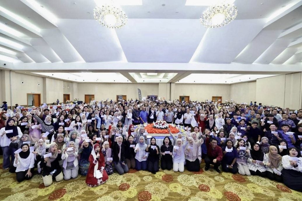 (已签发)柔:**版三头**逾500柔大学生获200令吉援助金 助规划学业开支