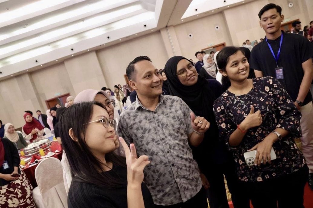 (已签发)柔:**版三头**逾500柔大学生获200令吉援助金 助规划学业开支