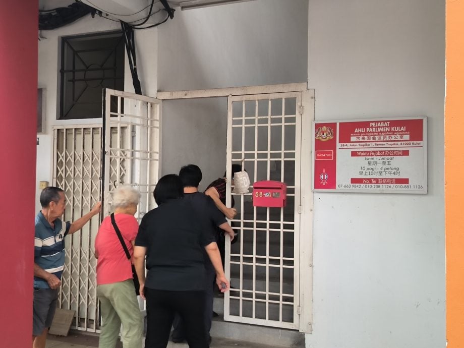 （已签发）柔：**版三头**STR资料更新今日截止   古来国会议员办公室人潮涌现