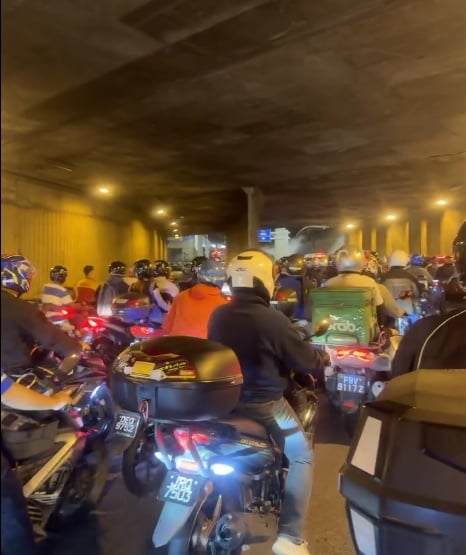 (已签发)柔:**版二头**新山关卡摩托车道清晨大拥堵 骑士纷鸣笛表不满