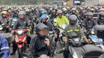 新山关卡摩托车道清晨大拥堵   骑士纷鸣笛表不满