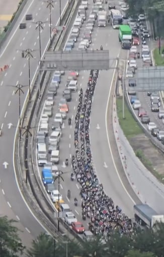 (已签发)柔:**版二头**新山关卡摩托车道清晨大拥堵 骑士纷鸣笛表不满