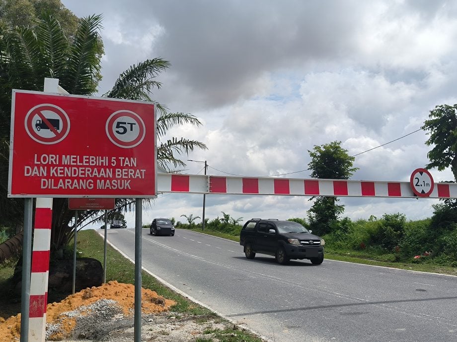 太子城往士乃机场捷径设限高杆 重型车受阻引民怨